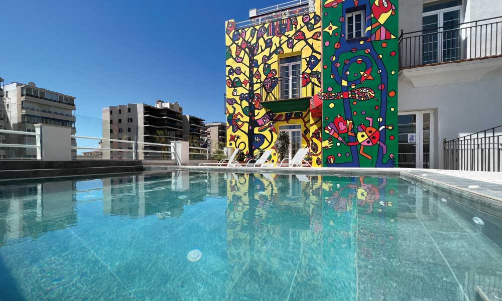 Piscina exterior hotel Artmadams